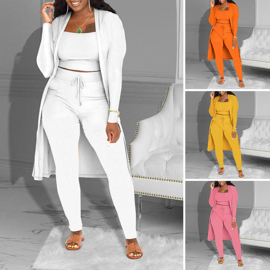 The three-piece leisure suit is made of knitted fabric - short-sleeved, cardigan and pants combination, creating a layered effect, the fabric is soft.